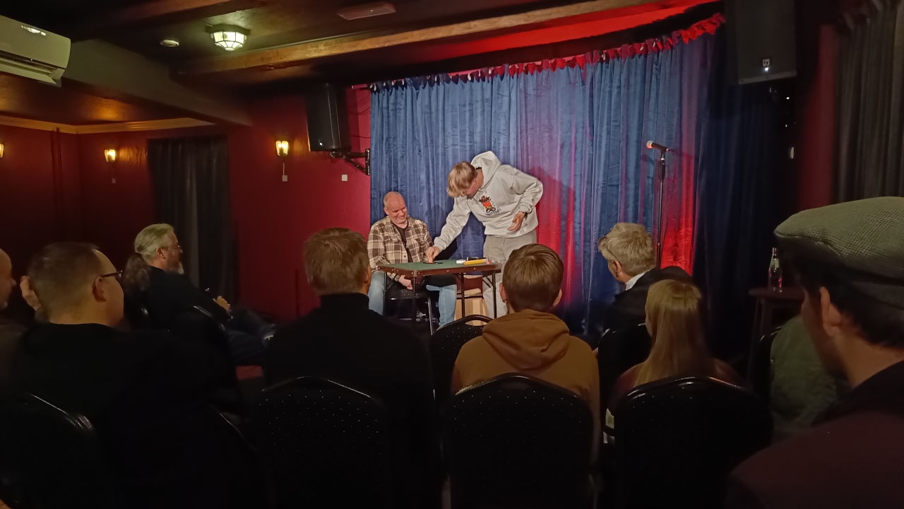 Theodor tryller for Anders